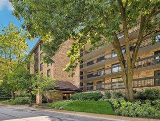 1671 Mission Hills Road 308, Northbrook, IL 60062