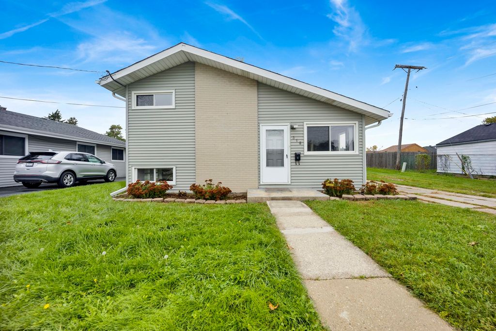 318 E Maple Avenue, Roselle, IL 60172 — exterior