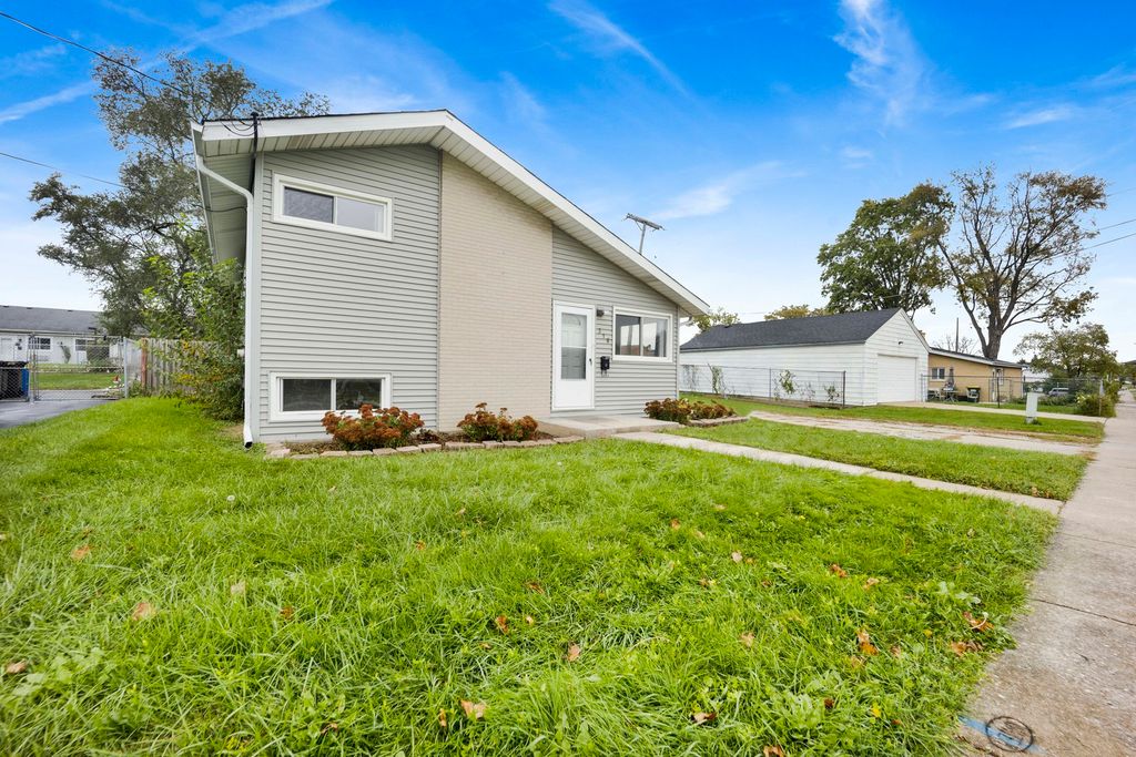318 E Maple Avenue, Roselle, IL 60172 — photo 2