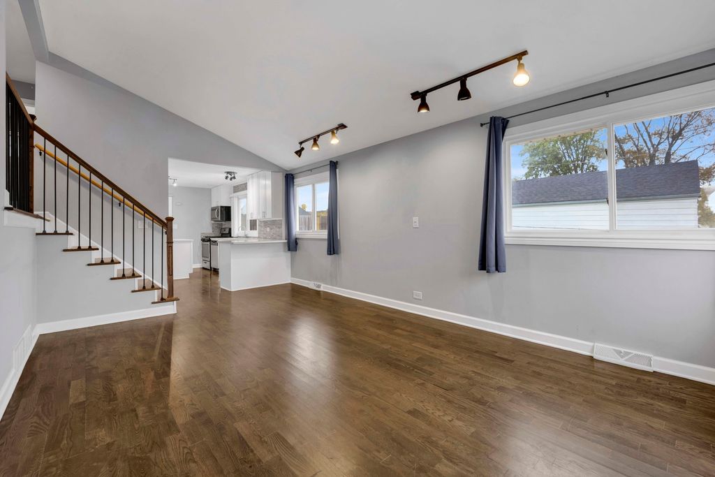 318 E Maple Avenue, Roselle, IL 60172 — photo 5