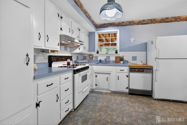 287 Crestwood Drive, Milltown, NJ 08850