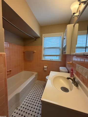 1992 Hawthorne Road, Grosse Pointe Woods, MI 48236