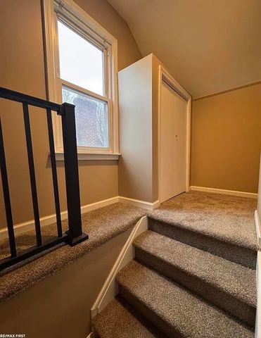 1992 Hawthorne Road, Grosse Pointe Woods, MI 48236