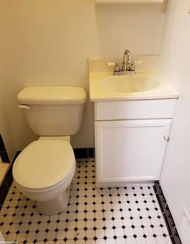 1992 Hawthorne Road, Grosse Pointe Woods, MI 48236