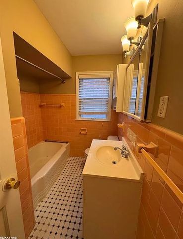 1992 Hawthorne Road, Grosse Pointe Woods, MI 48236