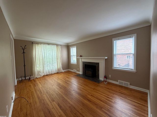 1992 Hawthorne Road, Grosse Pointe Woods, MI 48236