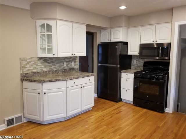 1992 Hawthorne Road, Grosse Pointe Woods, MI 48236