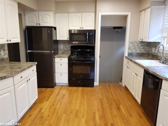 1992 Hawthorne Road, Grosse Pointe Woods, MI 48236