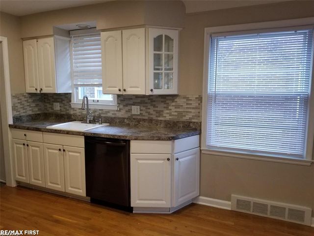 1992 Hawthorne Road, Grosse Pointe Woods, MI 48236