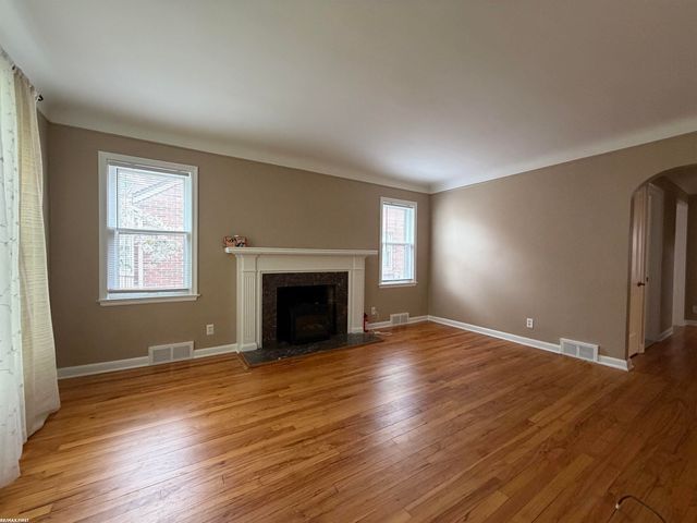 1992 Hawthorne Road, Grosse Pointe Woods, MI 48236