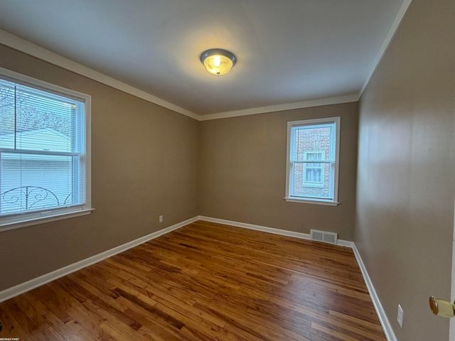 1992 Hawthorne Road, Grosse Pointe Woods, MI 48236