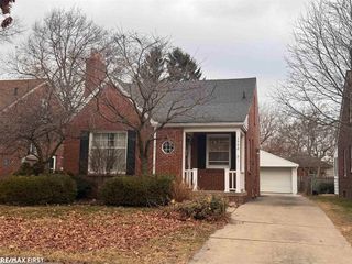 1992 Hawthorne Road, Grosse Pointe Woods, MI 48236