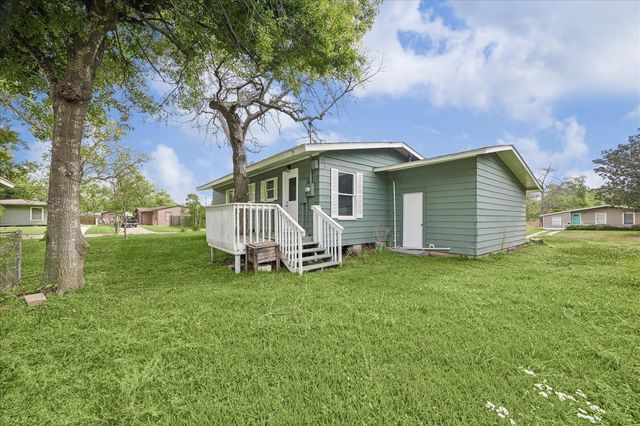 613 Winding Way Street, Lake Jackson, TX 77566