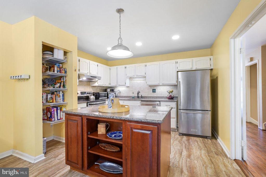 Image 12 of property listing at 9434 FERN HOLLOW WAY, Montgomery Village, MD 20886