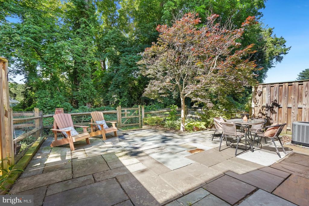 Image 2 of property listing at 9434 FERN HOLLOW WAY, Montgomery Village, MD 20886