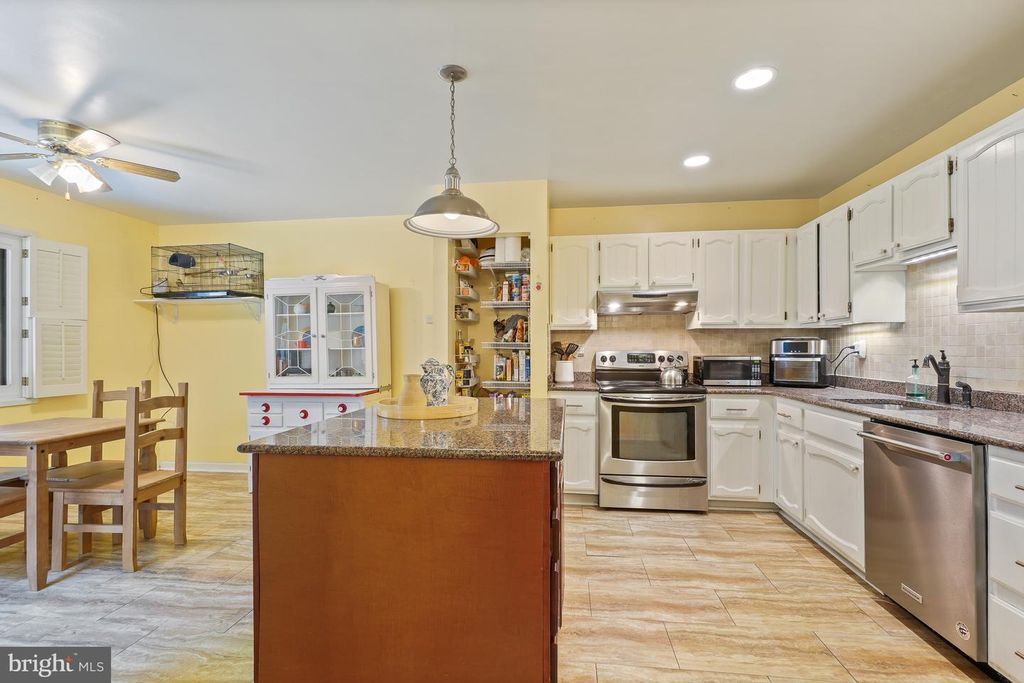 Image 3 of property listing at 9434 FERN HOLLOW WAY, Montgomery Village, MD 20886