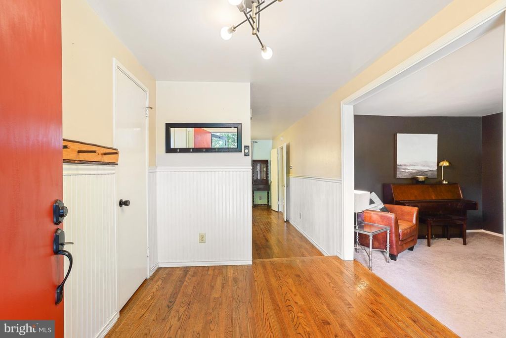 Image 6 of property listing at 9434 FERN HOLLOW WAY, Montgomery Village, MD 20886