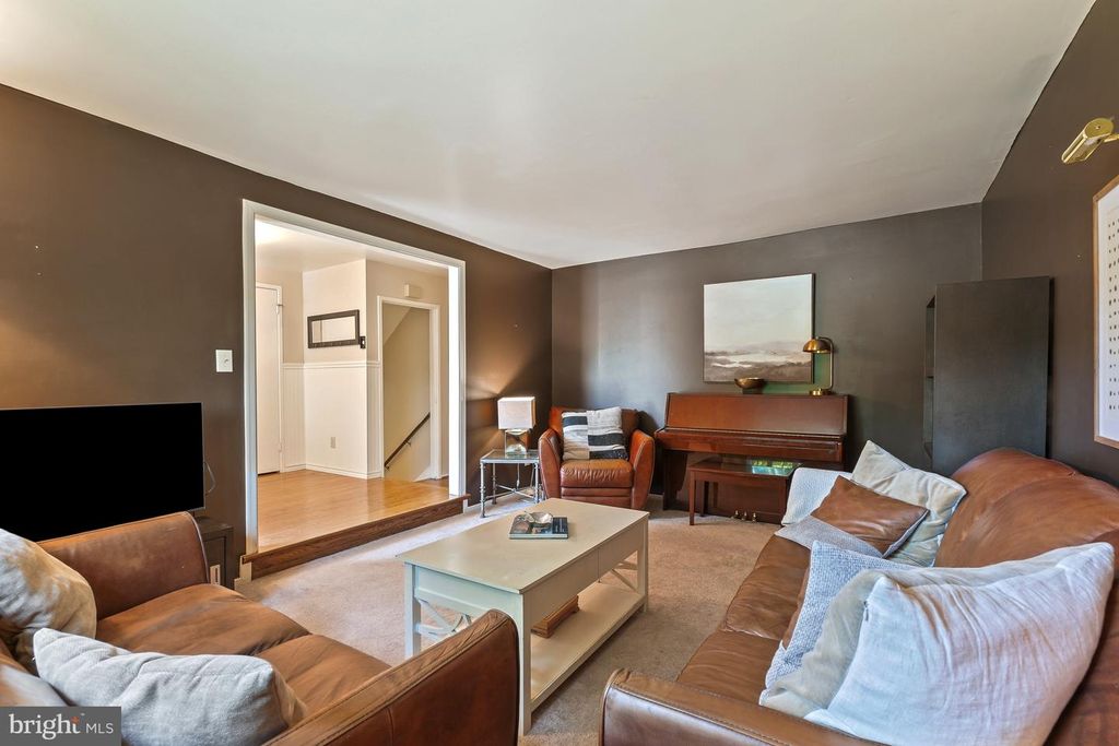 Image 8 of property listing at 9434 FERN HOLLOW WAY, Montgomery Village, MD 20886
