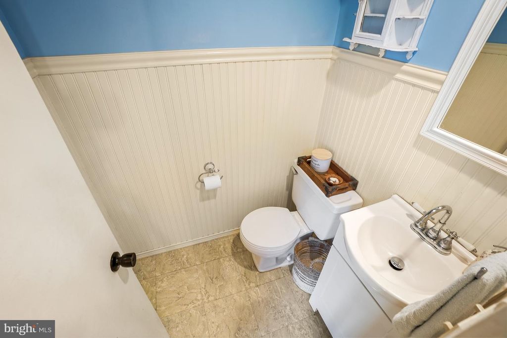 Image 9 of property listing at 9434 FERN HOLLOW WAY, Montgomery Village, MD 20886