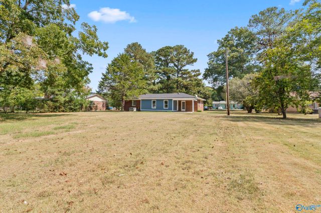 301 NW Holloway Street, Hartselle, AL 35640