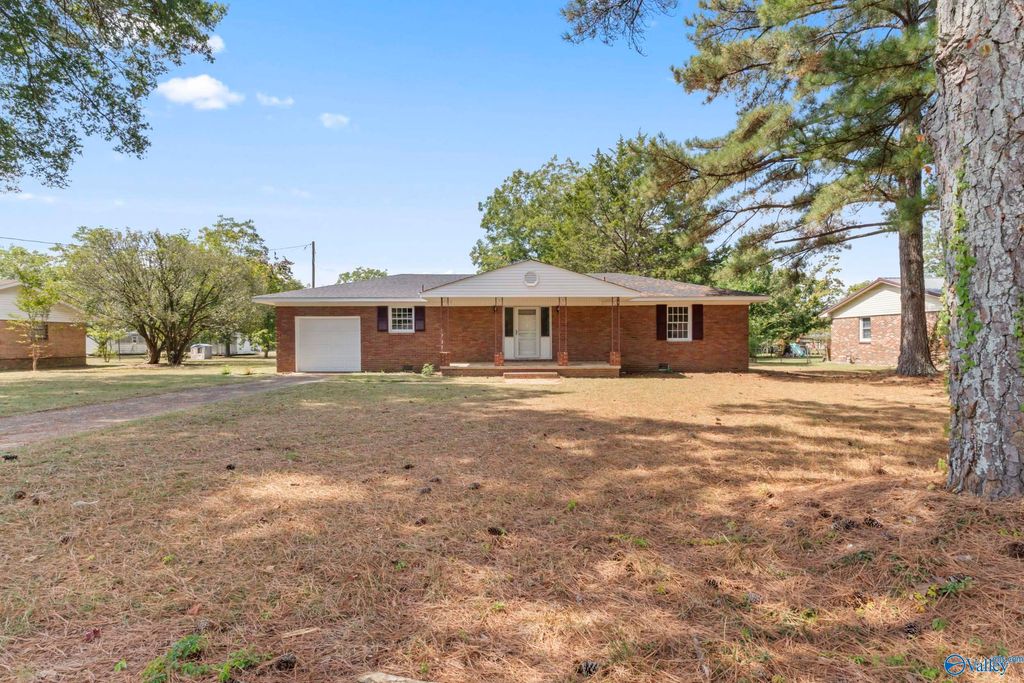 301 NW Holloway Street, Hartselle, AL 35640