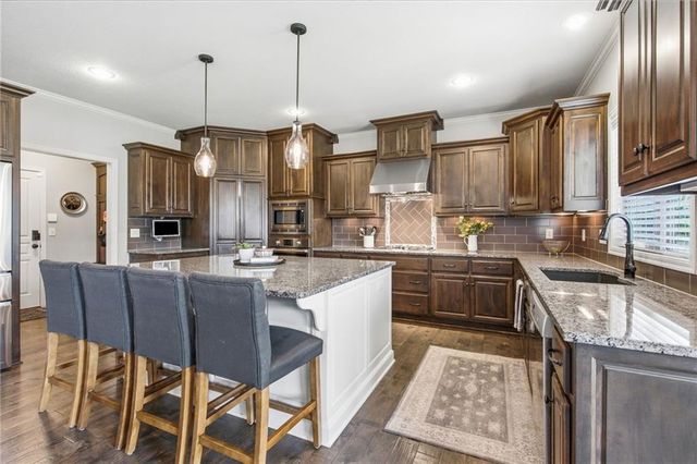 988 SW Perth Shire Drive, Lee's Summit, MO 64081