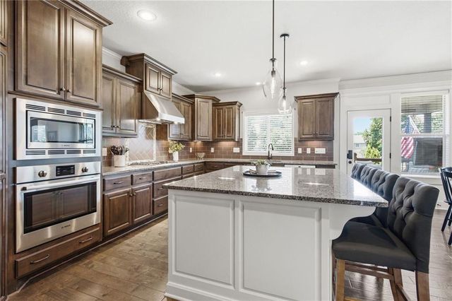 988 SW Perth Shire Drive, Lee's Summit, MO 64081