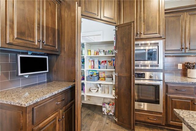 988 SW Perth Shire Drive, Lee's Summit, MO 64081