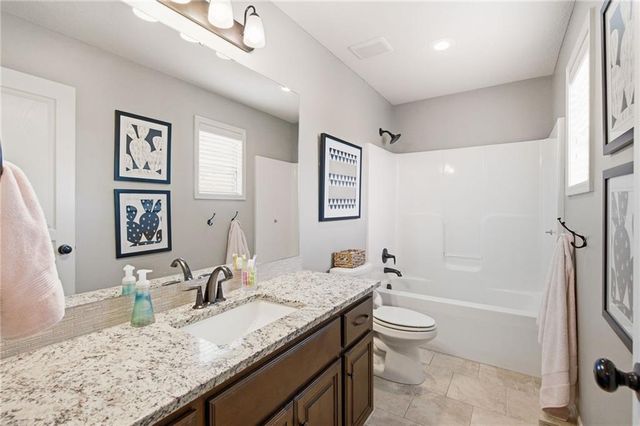 988 SW Perth Shire Drive, Lee's Summit, MO 64081