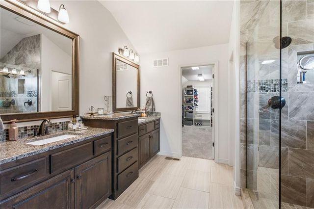 988 SW Perth Shire Drive, Lee's Summit, MO 64081