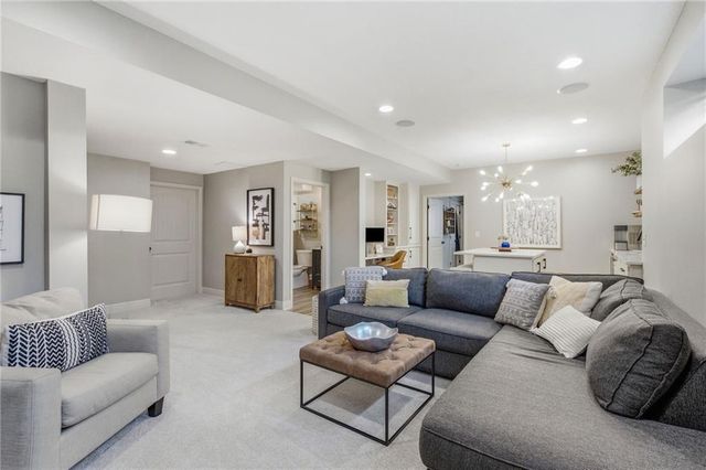 988 SW Perth Shire Drive, Lee's Summit, MO 64081