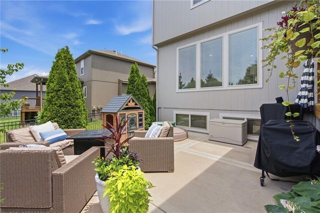 988 SW Perth Shire Drive, Lee's Summit, MO 64081