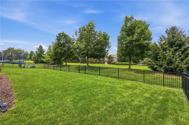 988 SW Perth Shire Drive, Lee's Summit, MO 64081