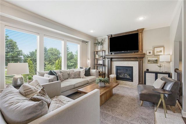 988 SW Perth Shire Drive, Lee's Summit, MO 64081