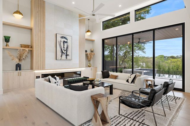 2401 Oakhaven CIR, Austin, TX 78704