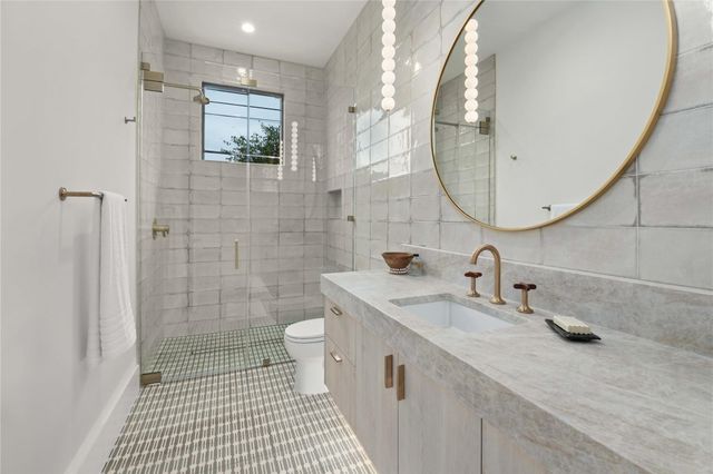 2401 Oakhaven CIR, Austin, TX 78704