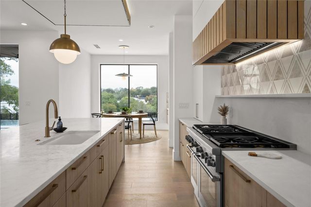 2401 Oakhaven CIR, Austin, TX 78704