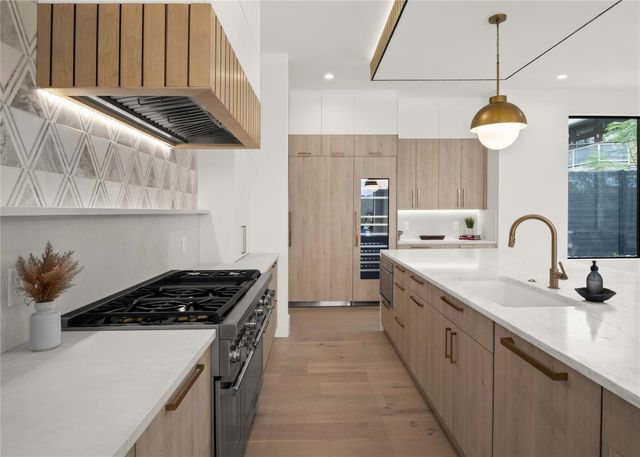 2401 Oakhaven CIR, Austin, TX 78704