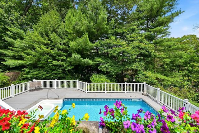 39 Upper Drive, Huntington Bay, NY 11743