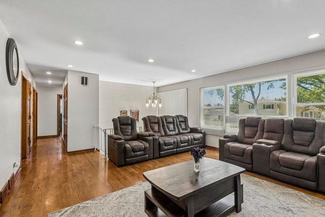 774 Polynesian Drive, Des Plaines, IL 60016