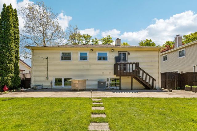 774 Polynesian Drive, Des Plaines, IL 60016