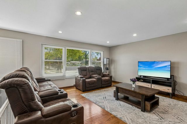 774 Polynesian Drive, Des Plaines, IL 60016