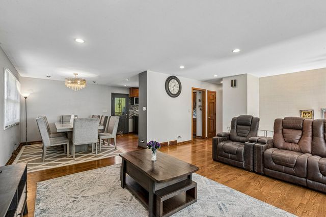 774 Polynesian Drive, Des Plaines, IL 60016
