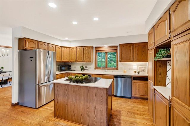 8062 Burr Oak Trail, Cross Plains, WI 53528
