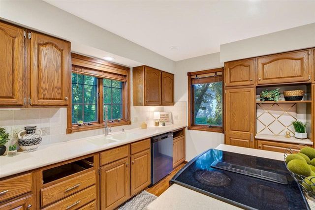 8062 Burr Oak Trail, Cross Plains, WI 53528