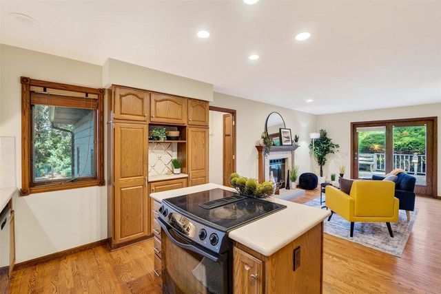 8062 Burr Oak Trail, Cross Plains, WI 53528
