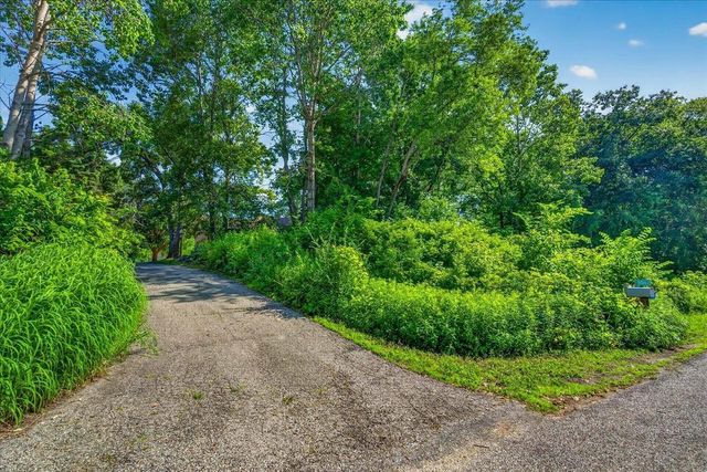 8062 Burr Oak Trail, Cross Plains, WI 53528