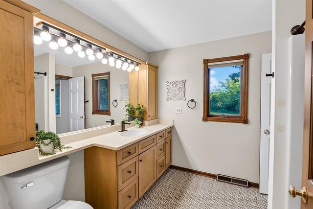 8062 Burr Oak Trail, Cross Plains, WI 53528