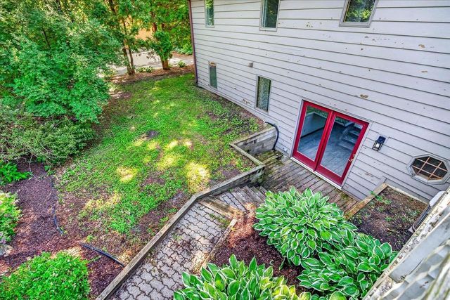 8062 Burr Oak Trail, Cross Plains, WI 53528