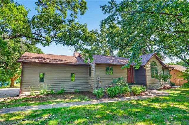 8062 Burr Oak Trail, Cross Plains, WI 53528